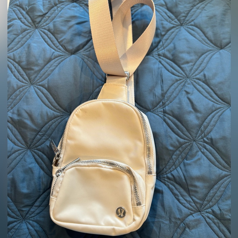 Lululemon Everywhere Sling Bag Small 2L